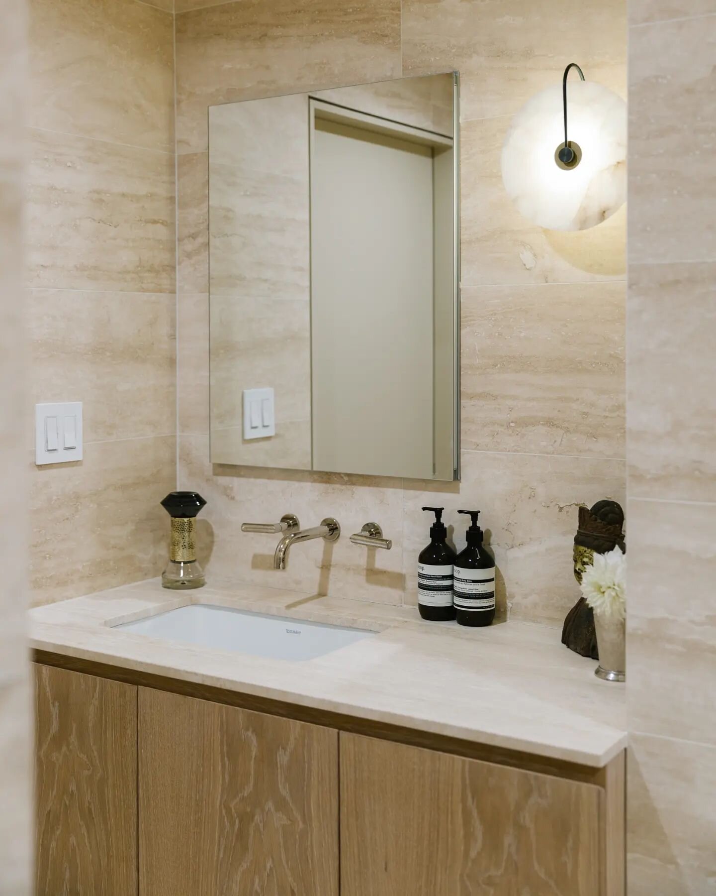 Full-wall travertine in the main bathroom gives a classic, calming feel. Lower Fifth Ave Apartment 📸@nickglimenakis 

#janekimarchitect #architecture #interiordesign #renovation #nyc #apartment #bathroom #travertine
