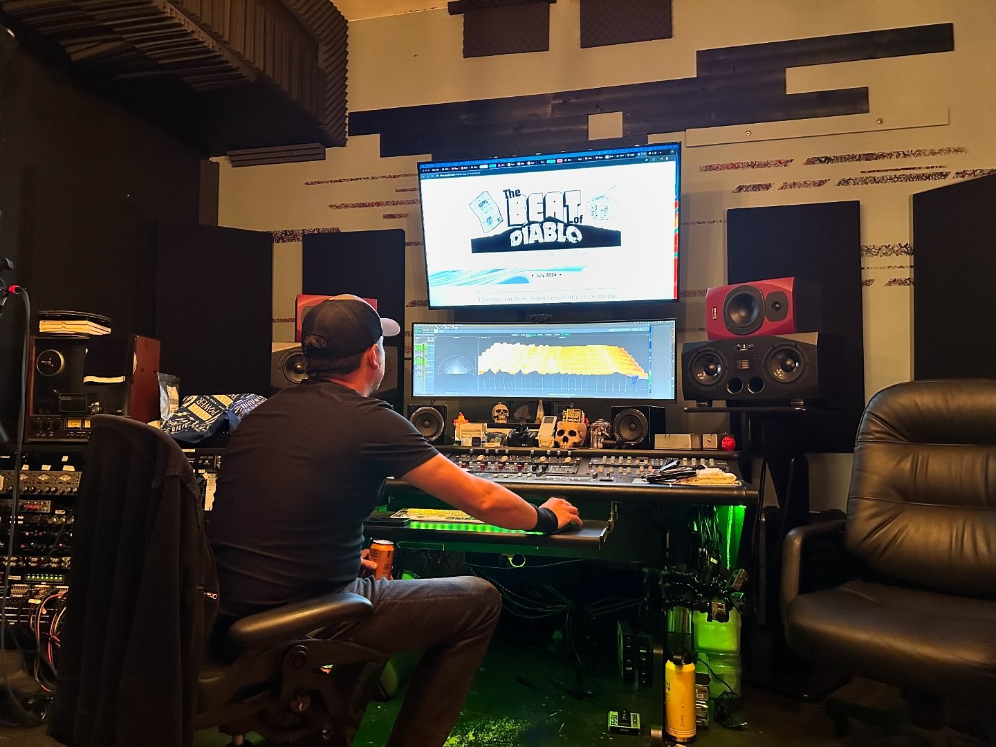 Cosmic 22 was just heard on @kvhs90.5fm with Dave Hughes. (Not me) So stoked to hear this band getting some attention. ⁣
.⁣
.⁣
.⁣
.⁣
.⁣
#audioengineer #music #mixingandmastering #masteringservice #audiomastering #recordingartist #protools #masteringa