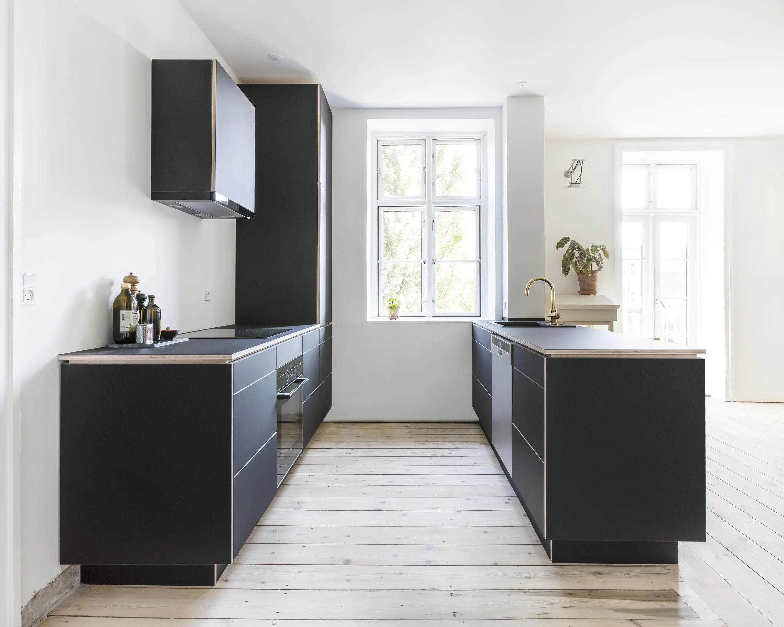 køkken i sort linoleum
