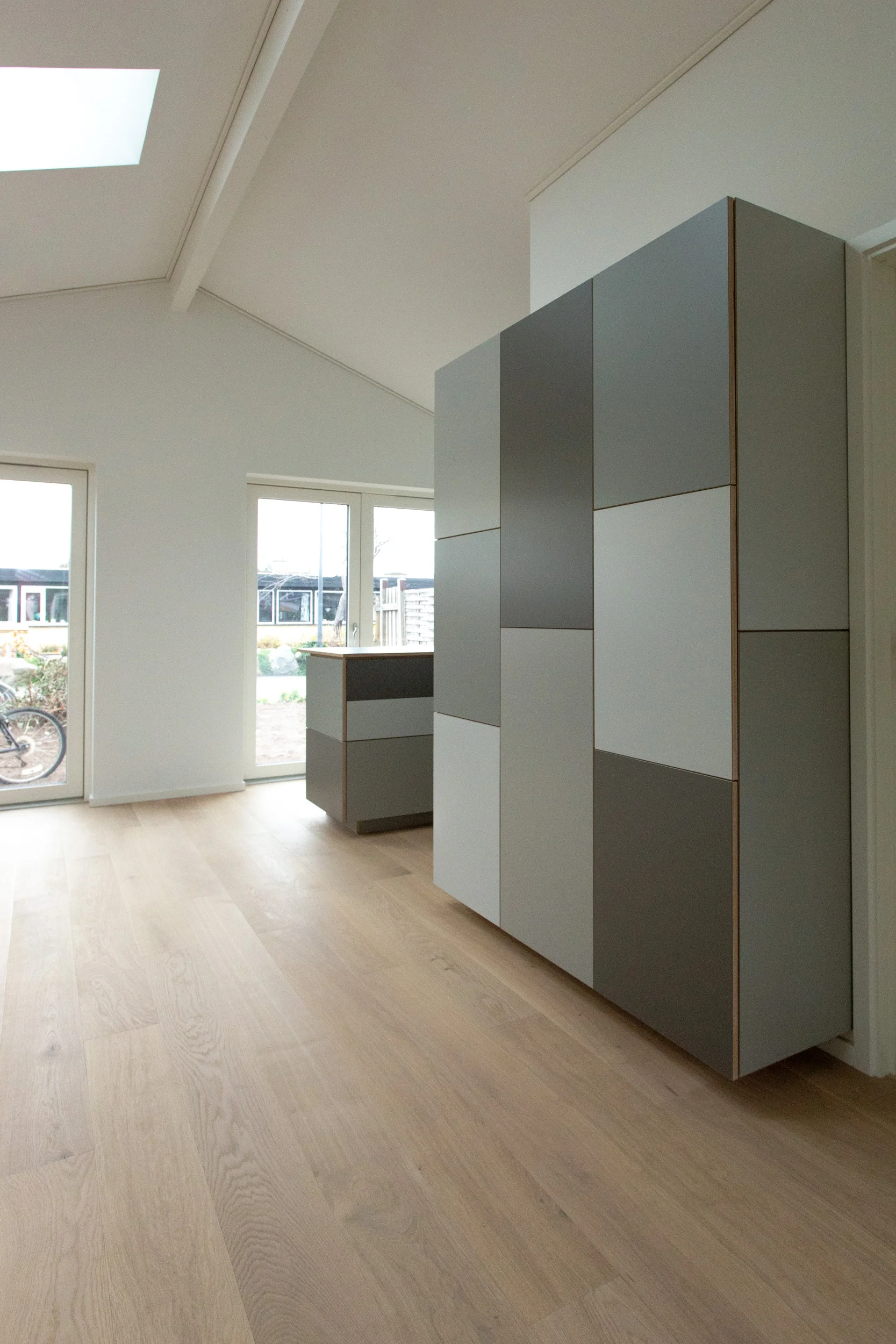 0916-m4v1-kitchen-island-wrapping corner--shades of grey-stay-project-2500.jpg