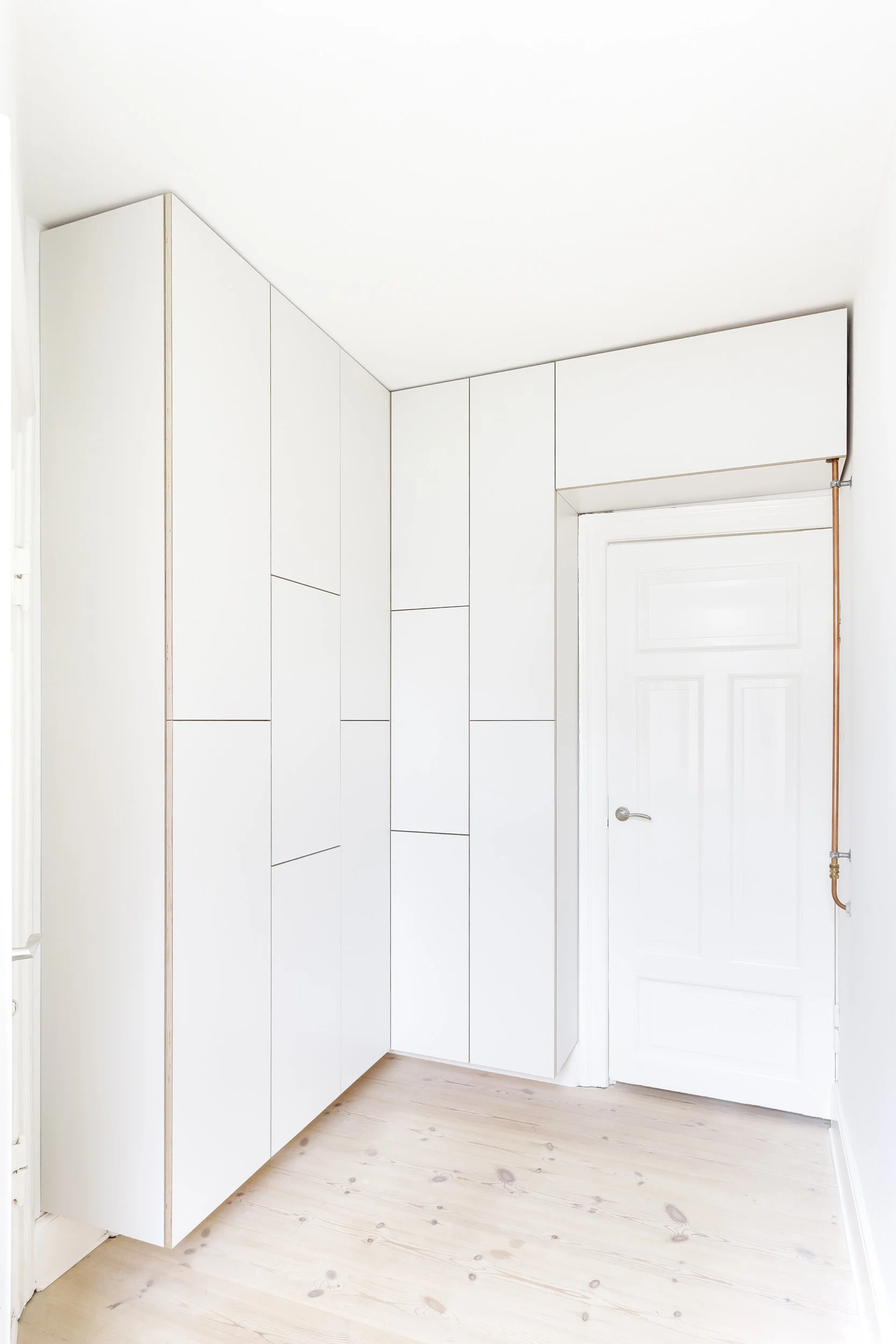 Det veludnyttede pigekammer: Diskrete skabe med meget opbevaringsplads