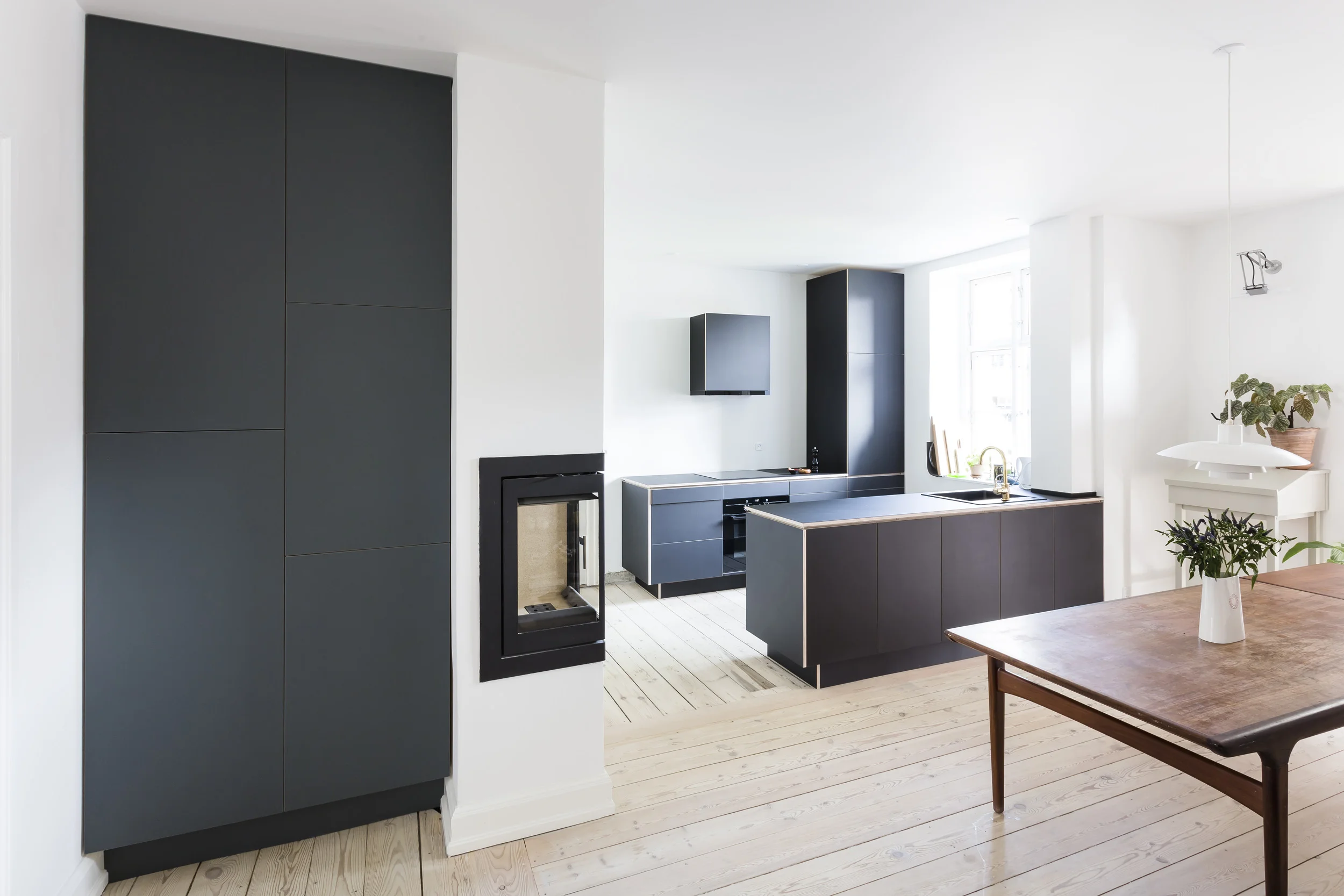 Det sammenhængende familierum: Køkken og skab i spisestuen