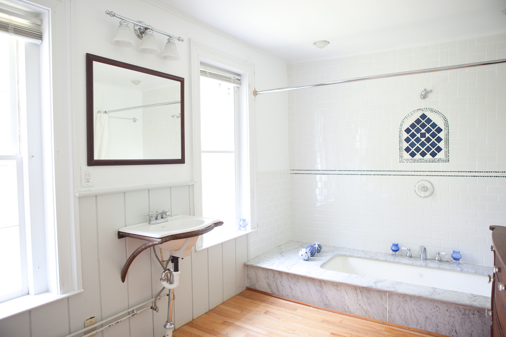 Room 1 bath.jpg