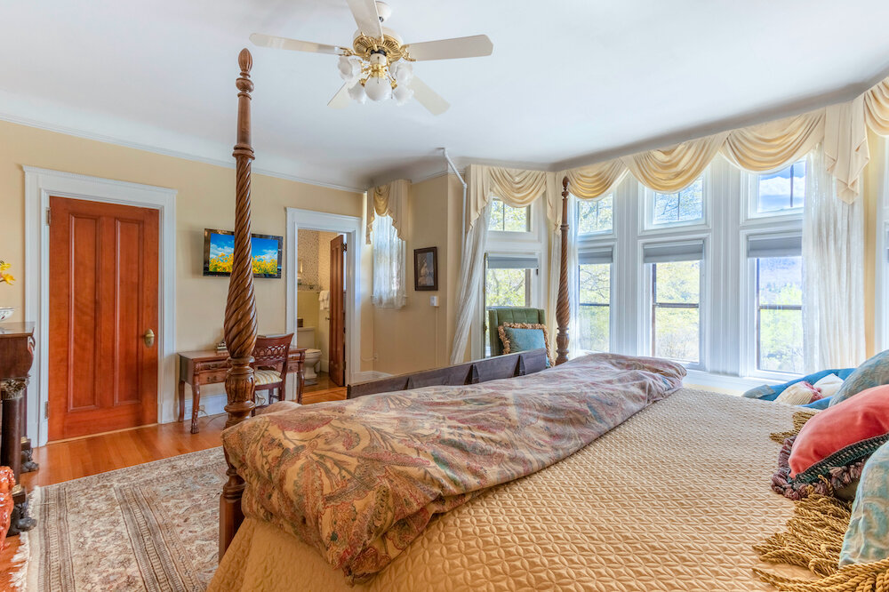 4 facing bathroom bay window.jpg