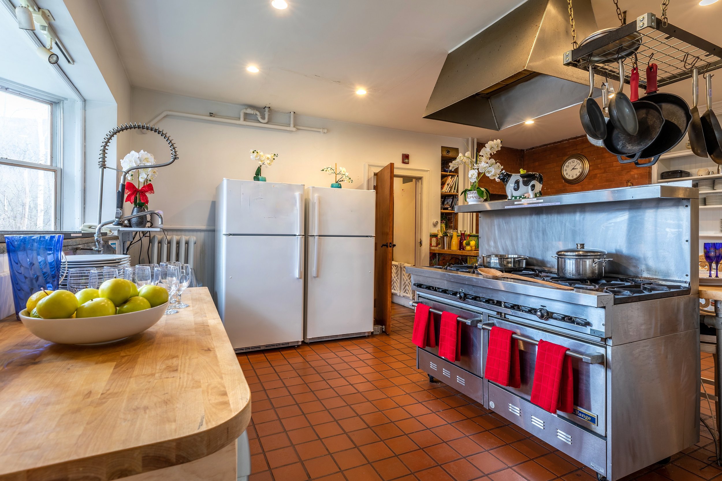 Kitchen_facing_oven_fridge_Battenkill_Valley_Mansion.jpeg