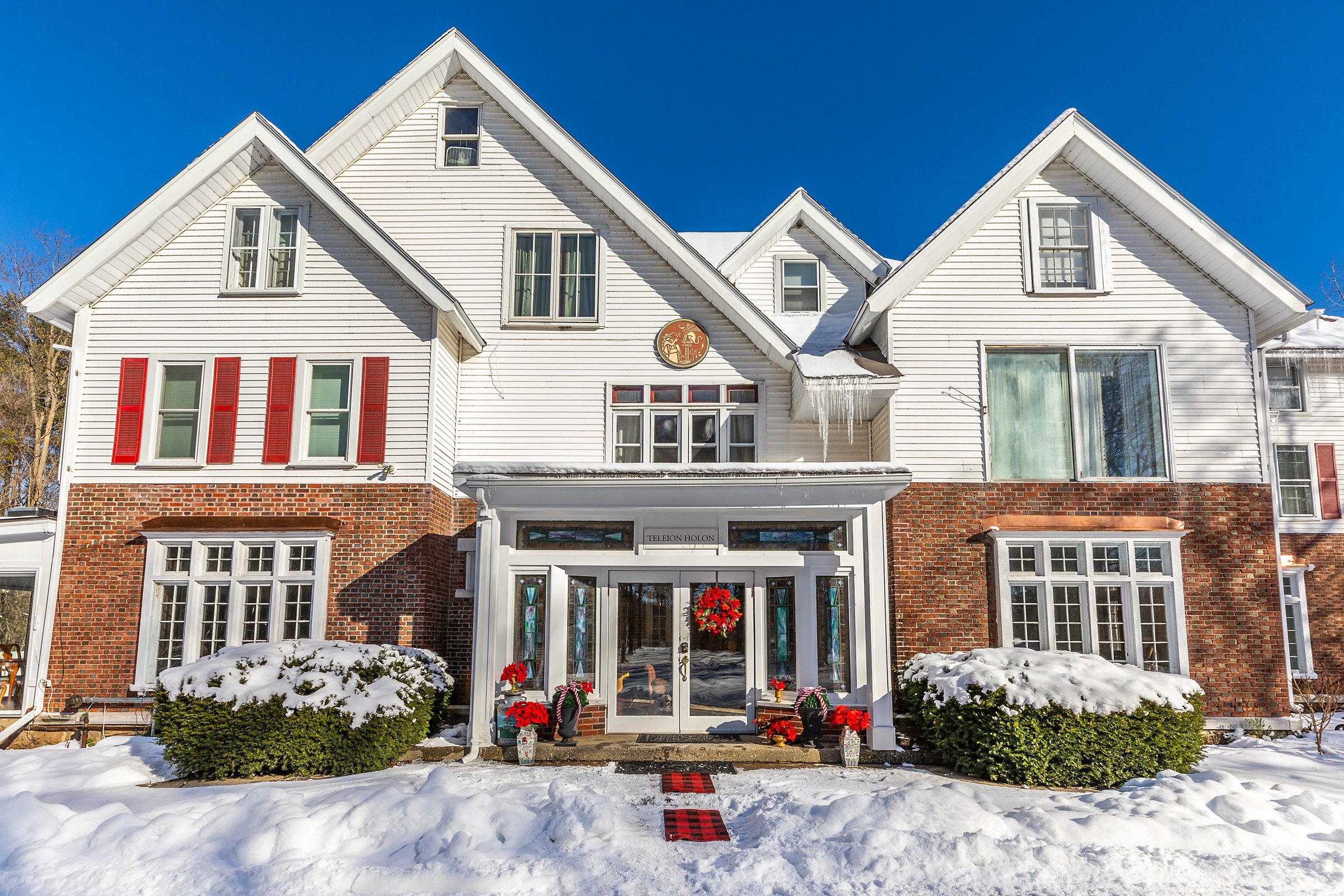 Winter_holiday_ext_closeup_Battenkill_Valley_Mansion.jpeg