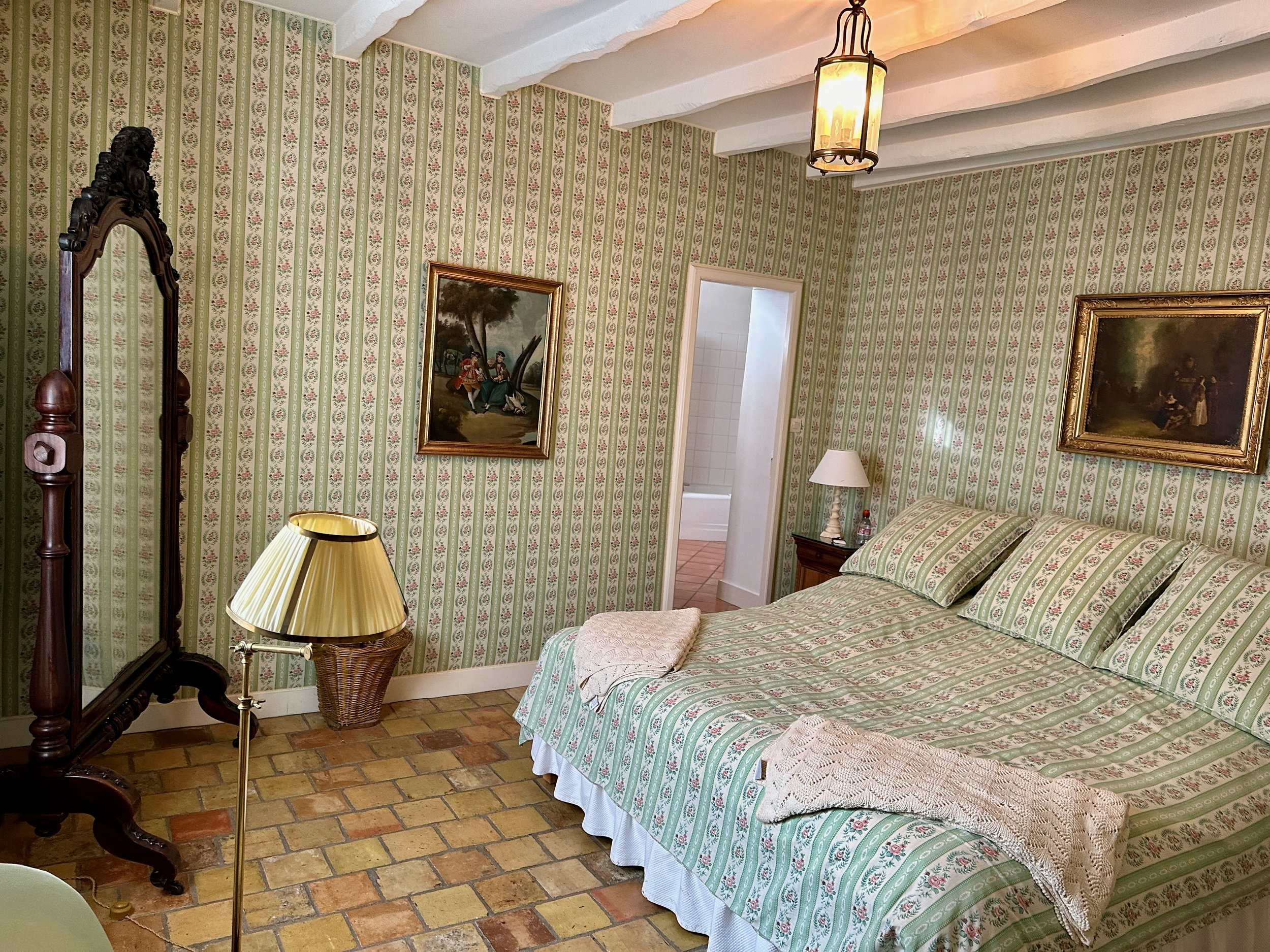 queen bedroom.jpeg