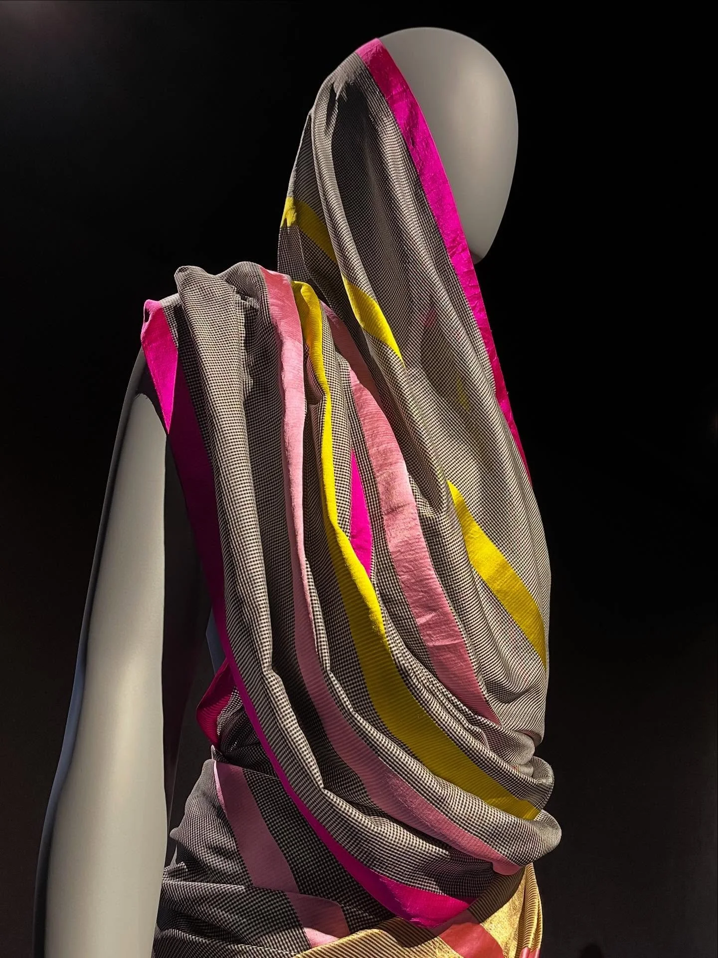 Pleats, twists, bows, knots, folds, cowls at Infinite Drape, Serendipity Arts Festival 10th edition, Goa. Kalna drape, Boggili Possi K drape, Bhooteyara drape, Mohiniattam drape, Kotpad drape, experimental drape) @thesariseries @borderandfall @raw_ma