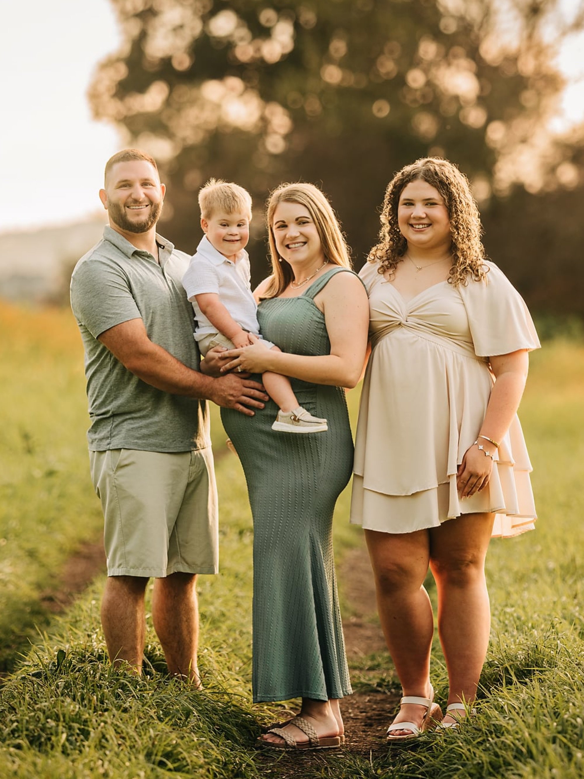 Soon there will be one more little person in these photos🥹🤍

For now, it&rsquo;s Courtney + her crew soaking up the end of this chapter, and I&rsquo;m so glad I got to freeze a little piece of it for them.