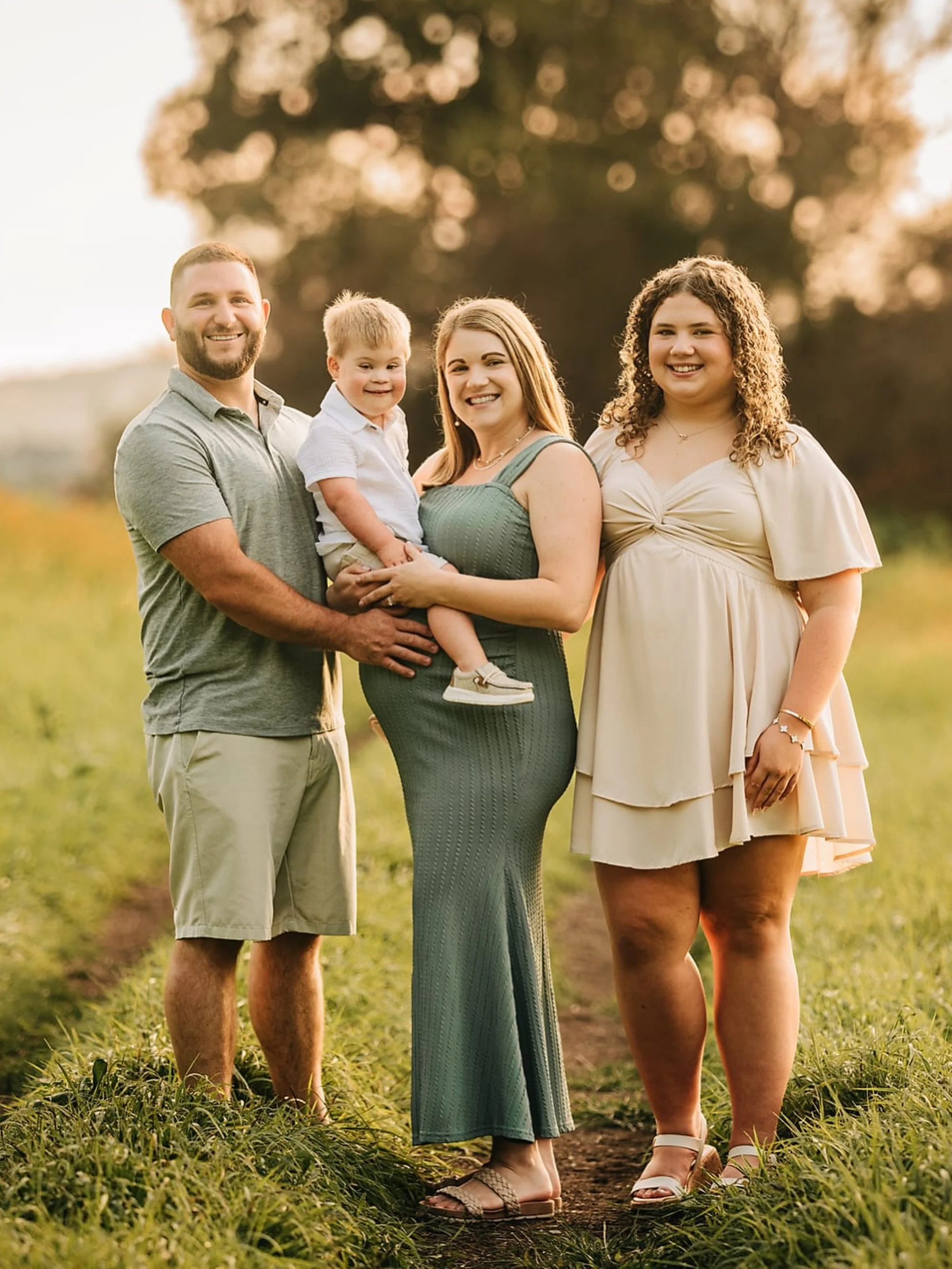 Soon there will be one more little person in these photos🥹🤍

For now, it&rsquo;s Courtney + her crew soaking up the end of this chapter, and I&rsquo;m so glad I got to freeze a little piece of it for them.