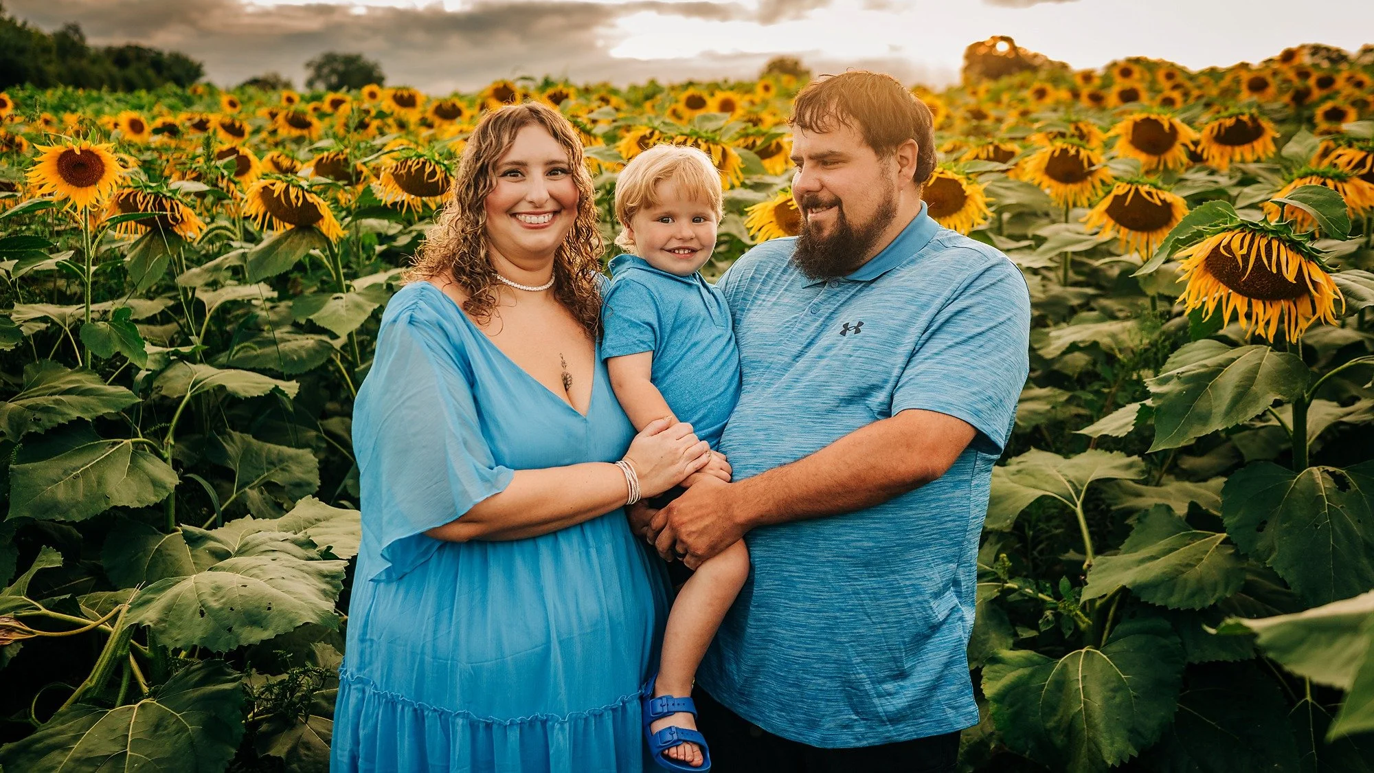Hudson + his favorite people 🌻💙 
I loved this sweet little family session so much.