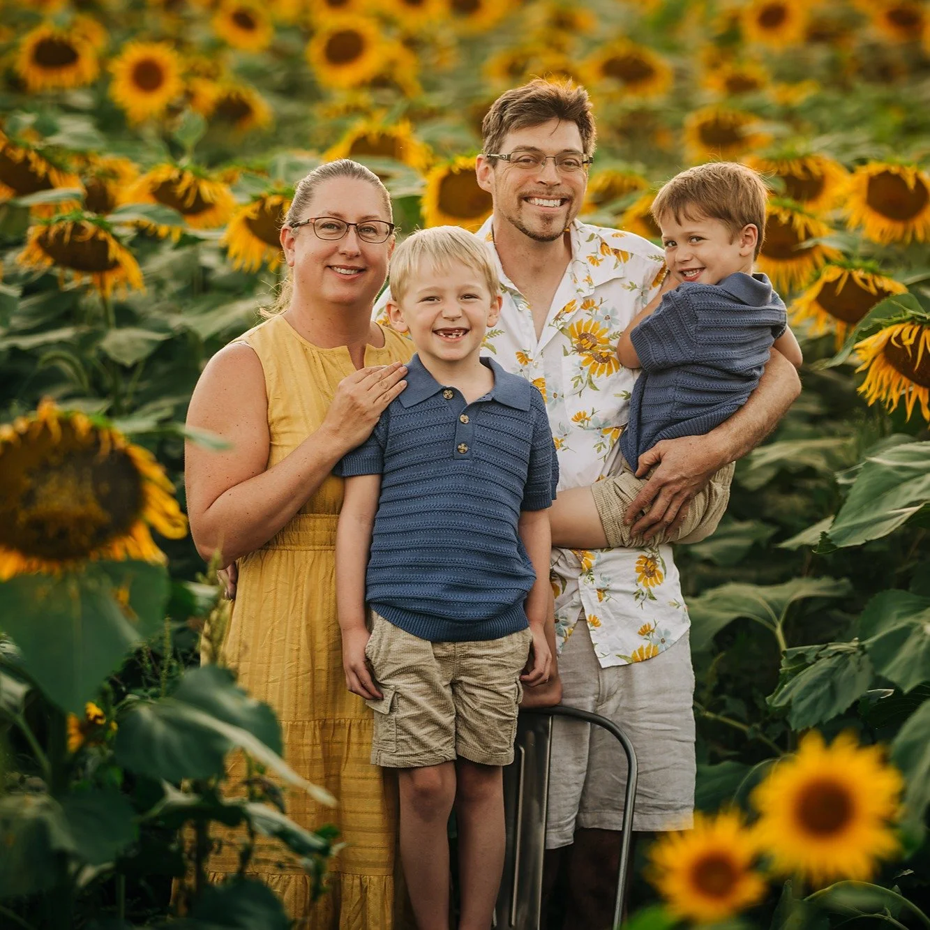 Felix + Simon 🌻
Just a sweet little family session in the prettiest late-summer light.