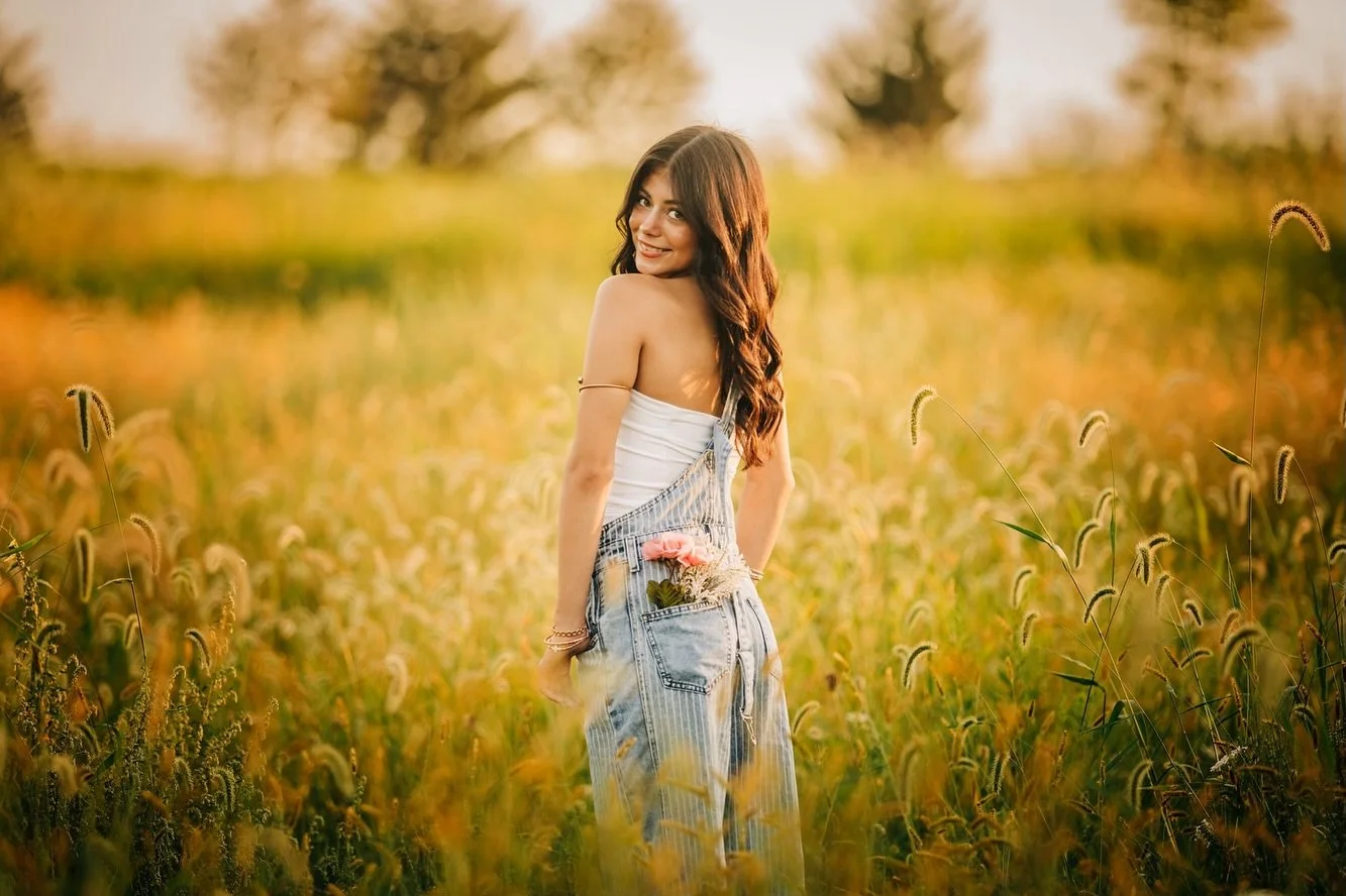 One outfit. Zero repeats.

Different poses, light, movement, angles = a completely different feel every time.

So no, you do not need to pack your entire bedroom for senior photos. 👏

Save this for later. ✨

#LehighValleySeniorPhotographer #SeniorPh