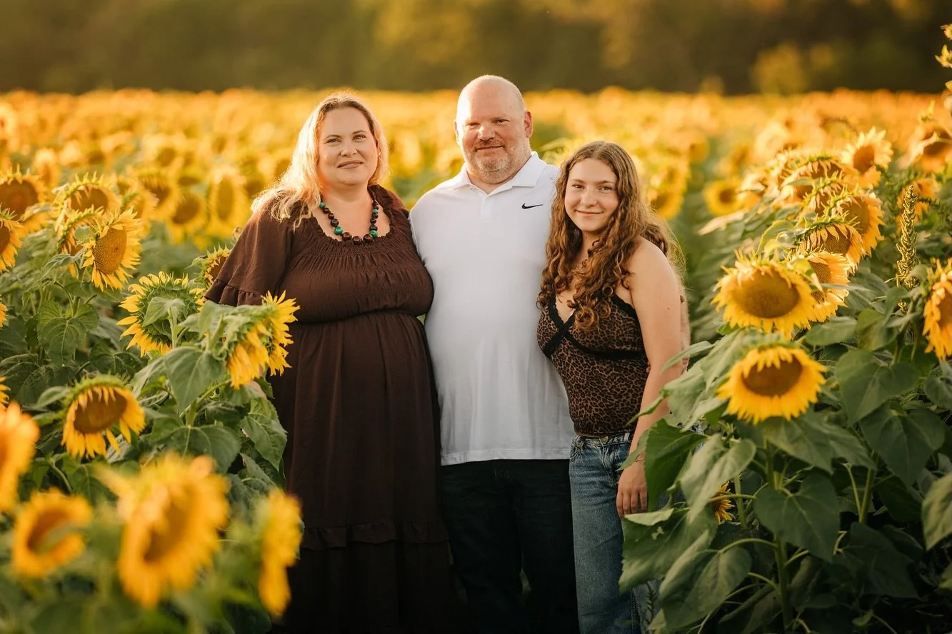 Izzy + her people 🌻

I&rsquo;ve been photographing this girl for YEARS, which is honestly one of my favorite parts of this job. Getting to watch these kids grow up in front of my camera is just&hellip; 🥹

I&rsquo;ve been a little quiet over here be