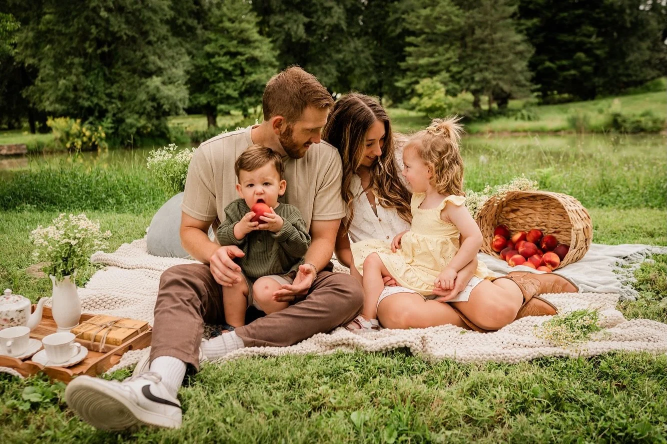 Proof that I have been working even though my feed says otherwise 😂

End of Summer Minis are finally getting their moment. 🍎🌼 These were soft, sweet, and one of my favorite little setups from the season.

 #lehighvalleyfamilyphotographer #eastonpa