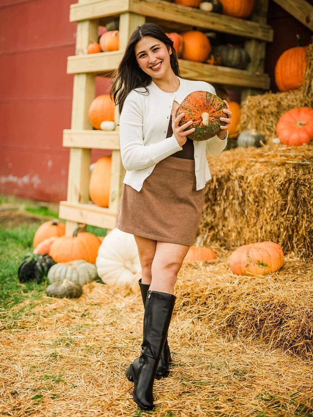 Not Sofia making another appearance on my camera roll!!🤎

Sofia came back for round two, and this time we brought a few friends and a whole lot of pumpkins. 🎃🤎

More to come from The Clique.

#LehighValleySeniorPhotographer #LehighValleySeniors #S