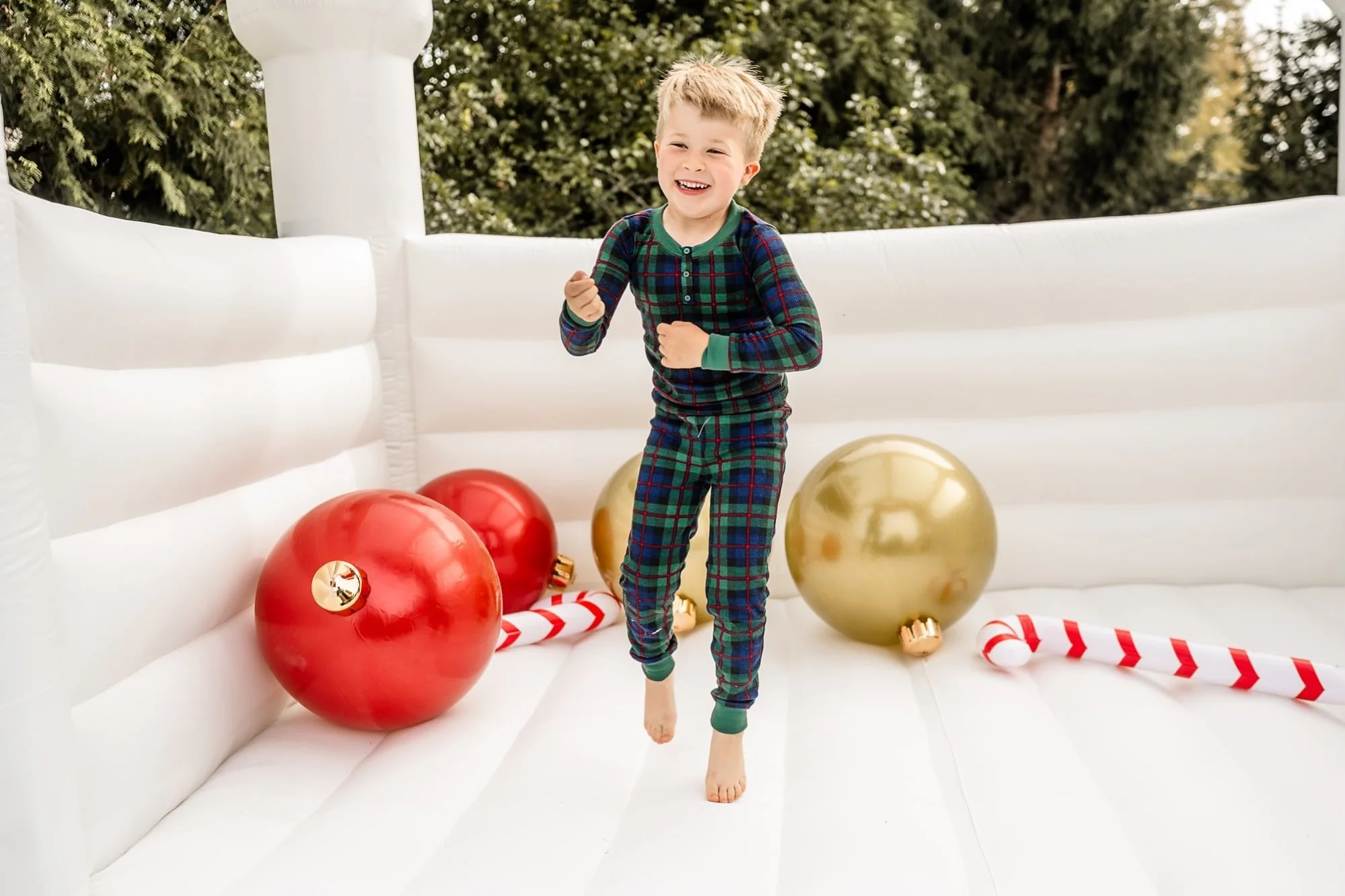 The North Pole called. Danny is no longer allowed near the ornaments 😂🎄

My Christmas Bounce House Minis were made for this kind of chaos!! Danny you knocked it out of the park!

#LehighValleyChristmasMinis #LehighValleyKidsPhotographer #EastonPAPh