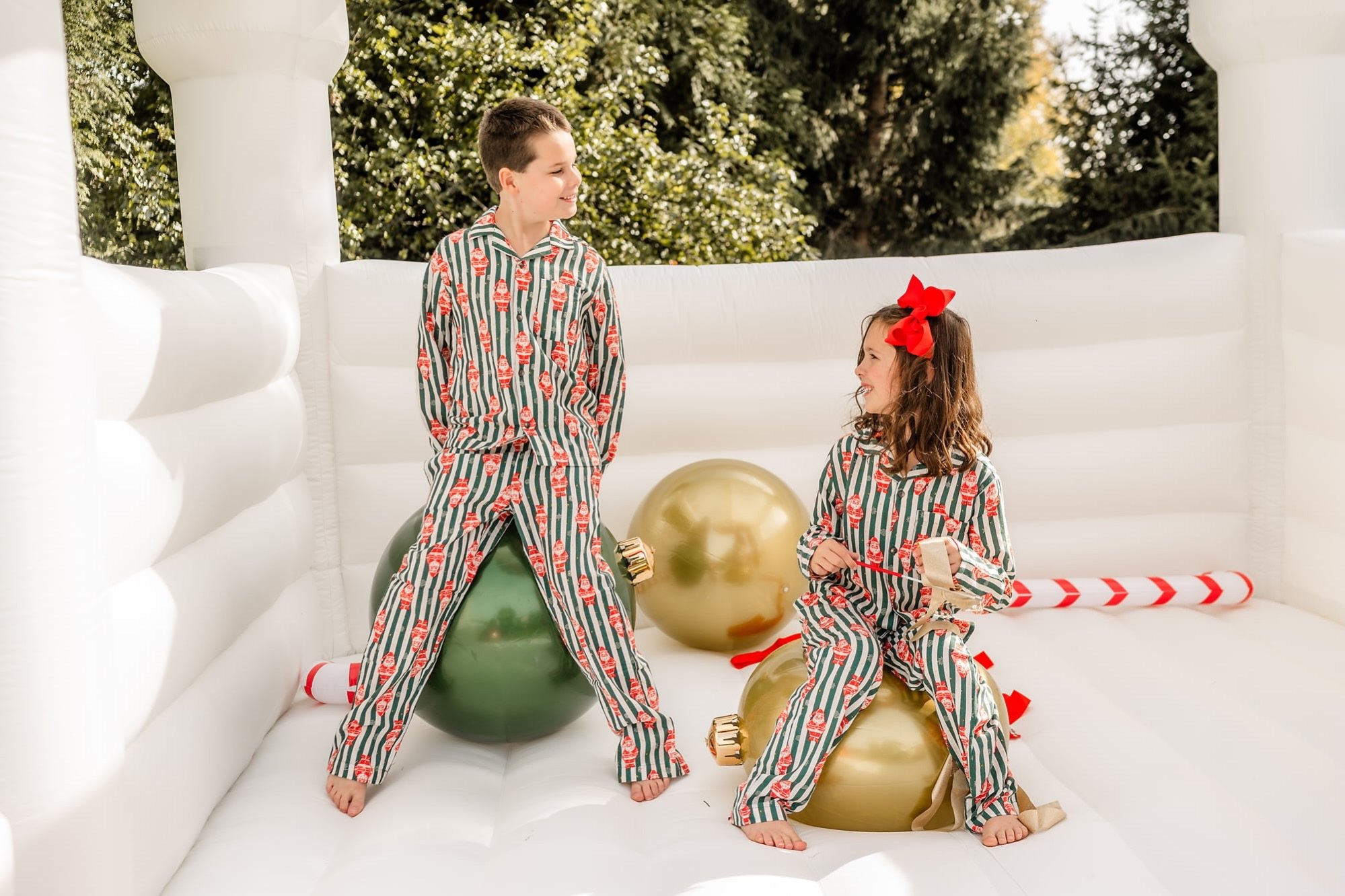 Jackson &amp; Olivia! 🎄❤️

A little Christmas magic!!! I&rsquo;m pretty sure these two would&rsquo;ve stayed in the bounce house all day!

#LehighValleyChristmasMinis #LehighValleyPhotographer #EastonPAPhotographer #LehighValleyKidsPhotographer #Chr