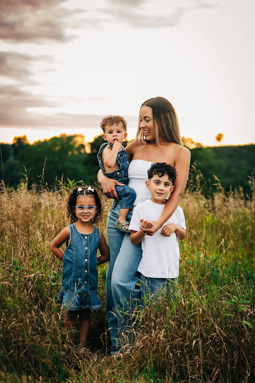 lehigh-valley-family-photographer-mom-three-kids.jpg