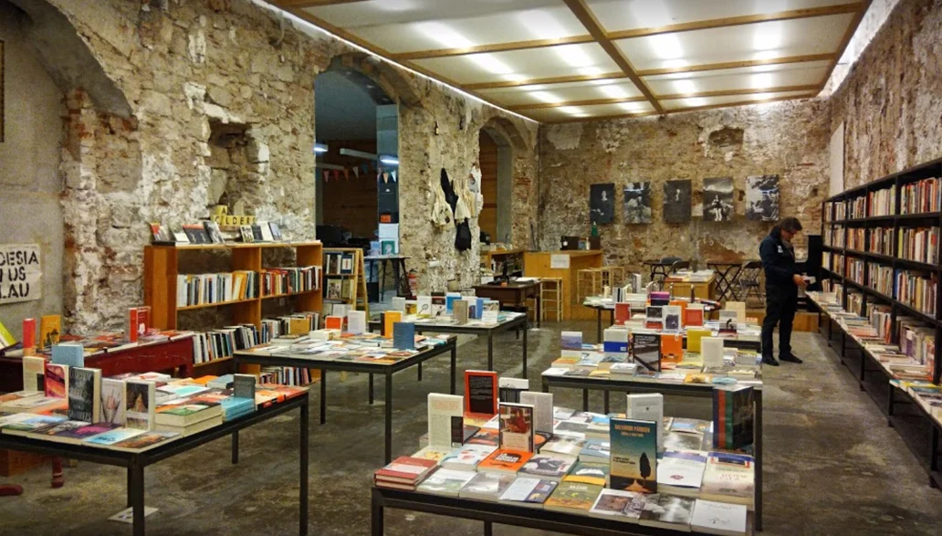Paper isn’t dead, books will never die, and there’s a difference between someone buying a book and reading an ebook. Here you can read inside and drink a coffee on a sofa. And well, when you finish your reading, you can continue drinking good wine, a beer or a typical Spanish vermut in a bar around here in amazing Sant Antoni neighborhood. More >>