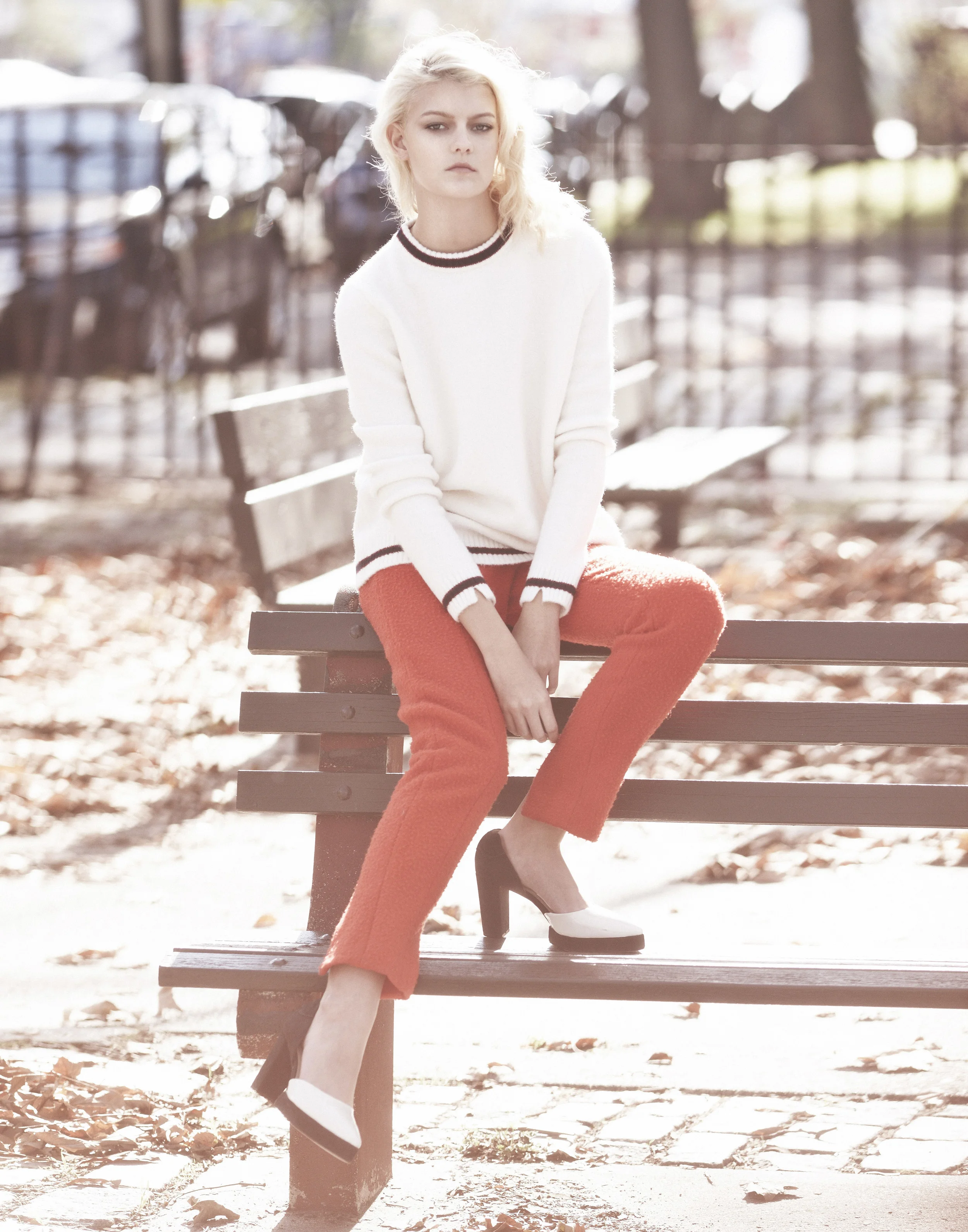 Sarah Fraser (Wilhelmina) wears a sweater by Zara and pants and shoes by Osklen.