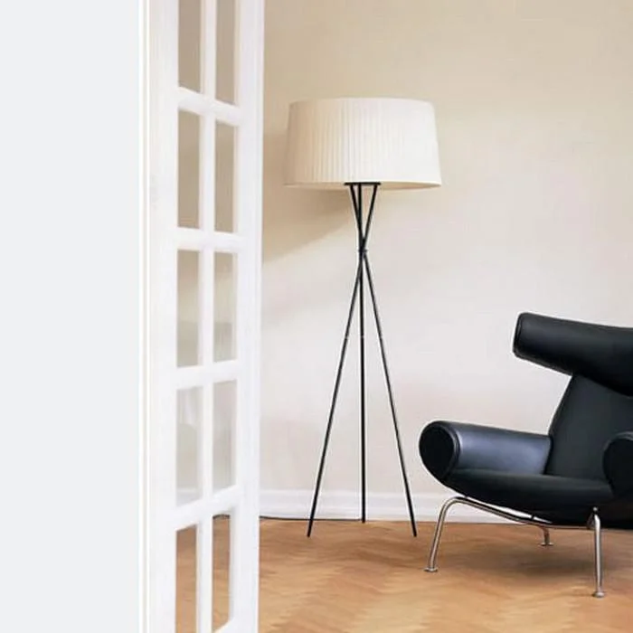 tripode_g5_floor_lamp_-_santa_cole_1_.jpg