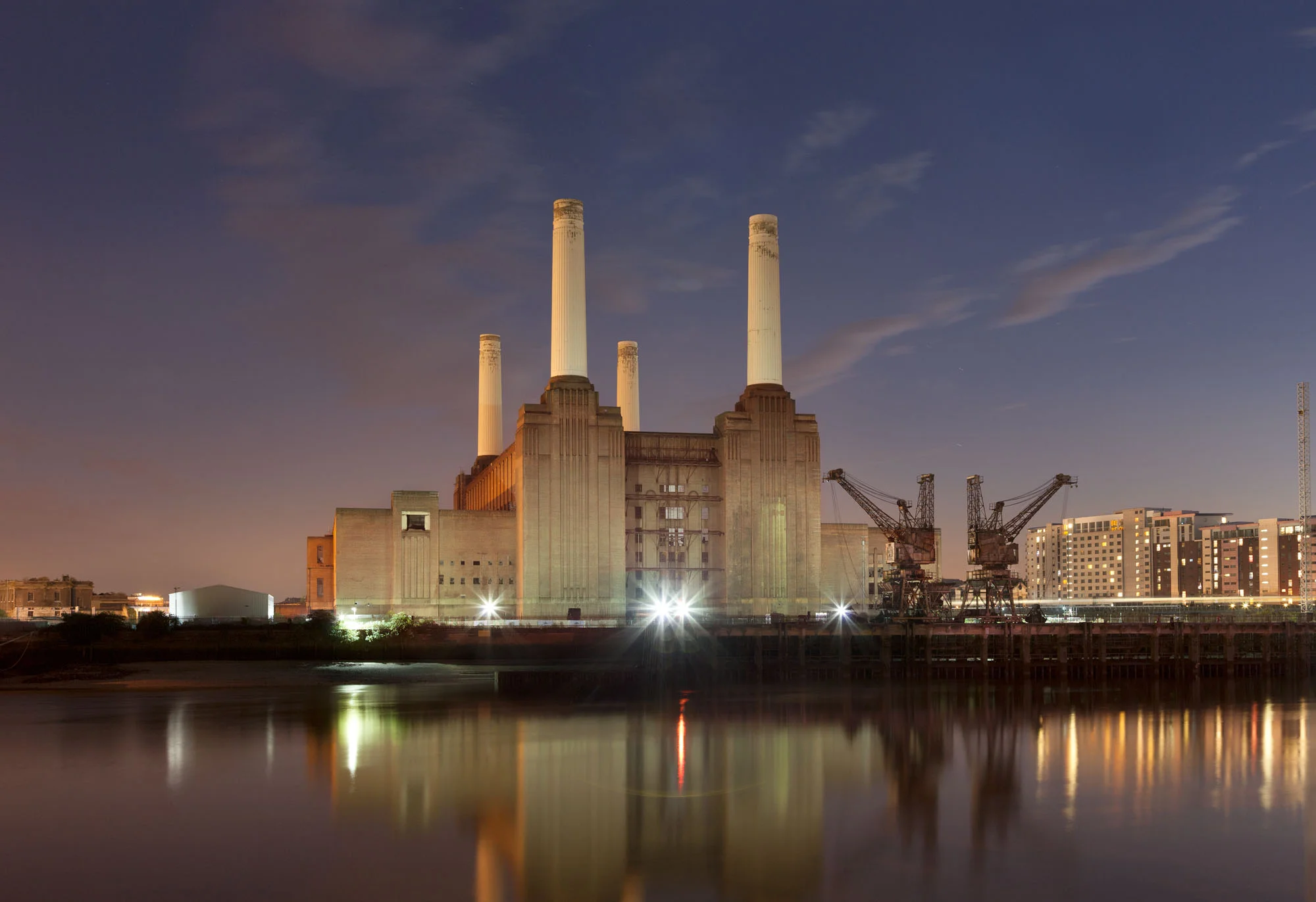 BatterseaPowerStation_Night_TH_19.jpg