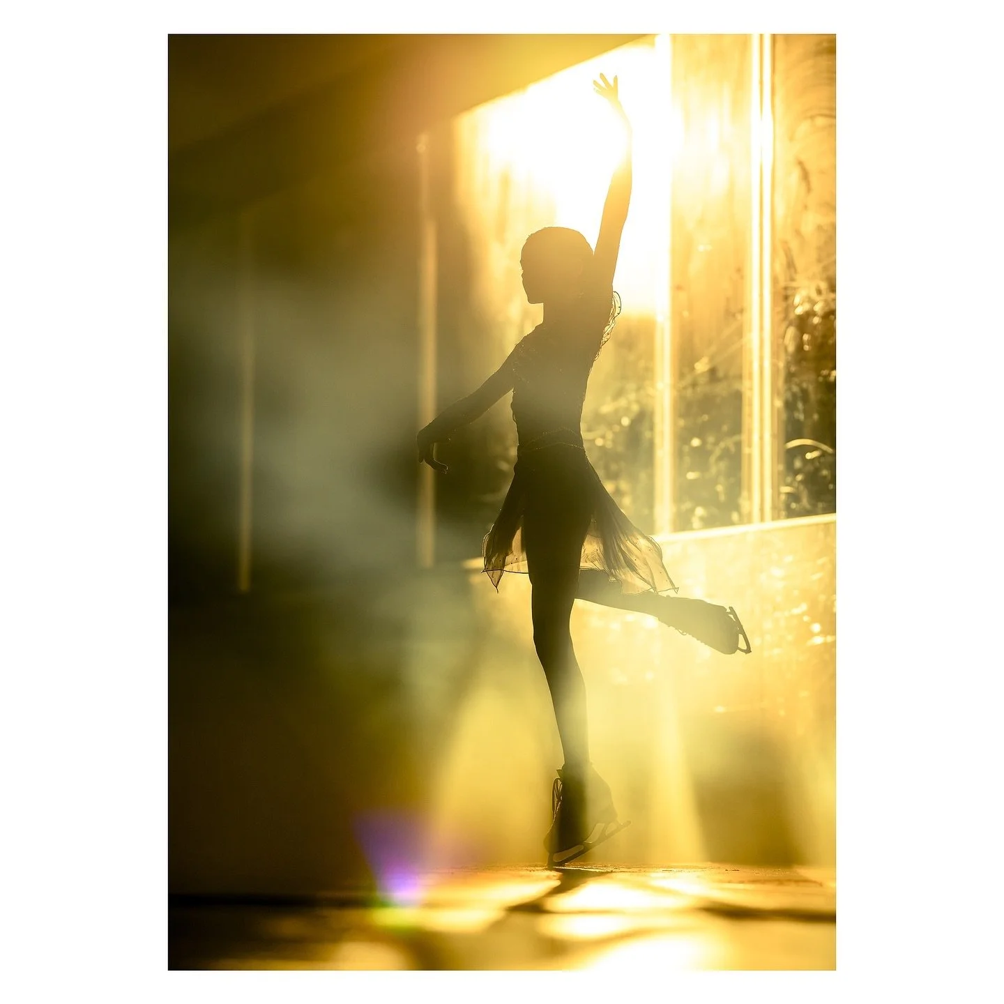 ⛸️+🔥+🌅= 😍 #figureskating 
.
.
.
.
.
#iceskating #skating #figureskate #figureskating #icedance #triavium #icerink #sportfotografie #patinageartistique #eiskunstlauf #sportsphotography #figureskater #kunstschaatsen #createyourlight #flash_mates #pr