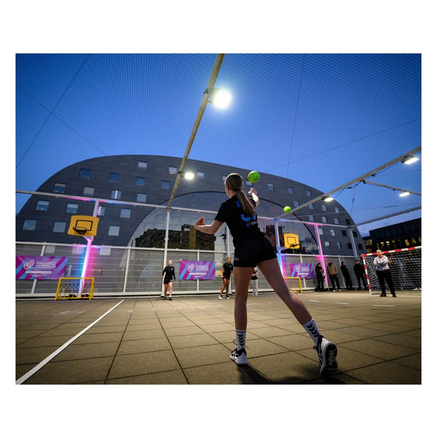𝐎𝐧𝐞 𝐲𝐞𝐚𝐫 𝐭𝐨 𝐠𝐨!🤾&zwj;♀️ 🏆 
.
Kick off voor het WK Handbal dat over precies &eacute;&eacute;n jaar naar Nederland komt! Bovenop een dak naast de MarktHal commissioned by @sportvibes 
.
#27thIHFWomensHandballWorldChampionship #handbal #han