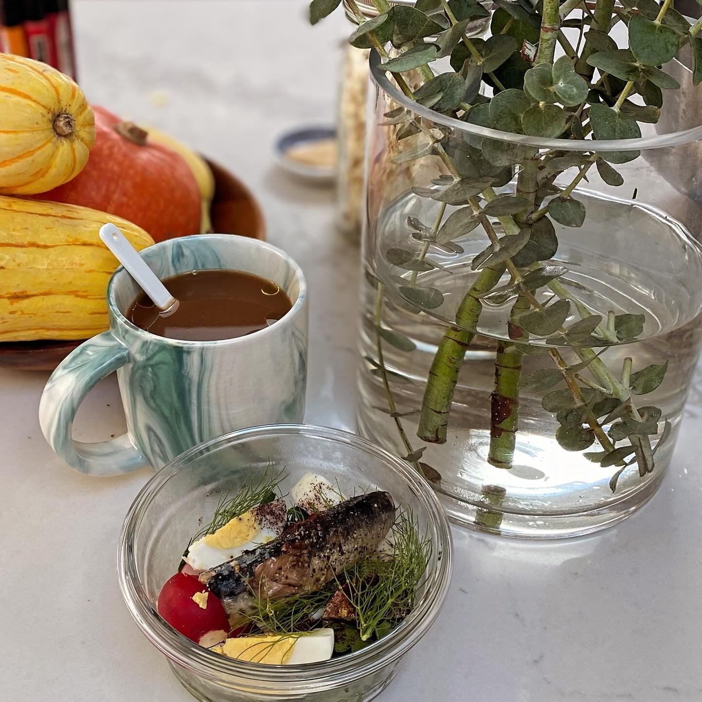 Breakfast these days ~ starting the day nourishing my body with healthy fats, protein, and fiber has helped increase my energy levels and mood. 😌
#healthyfats #breakfast