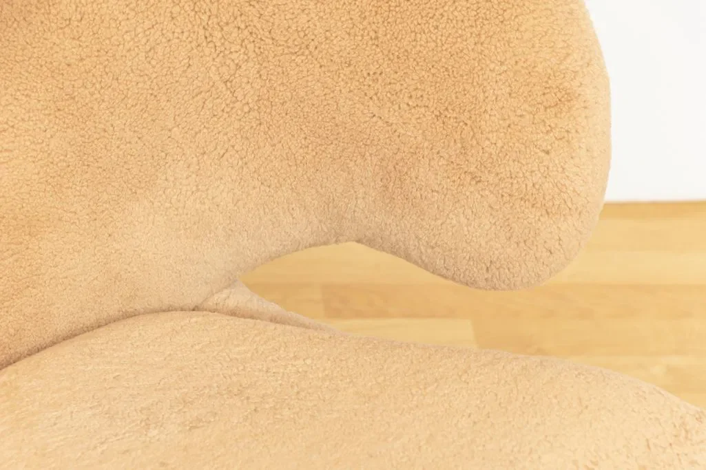 pelican-chair-in-sheepskin-by-finn-juhl_14_48770d.webp