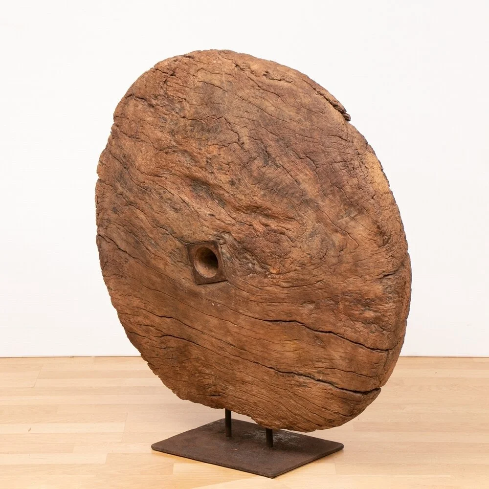 large-antique-cart-wheel-on-stand-from-rajasthan_35205b_14.jpg