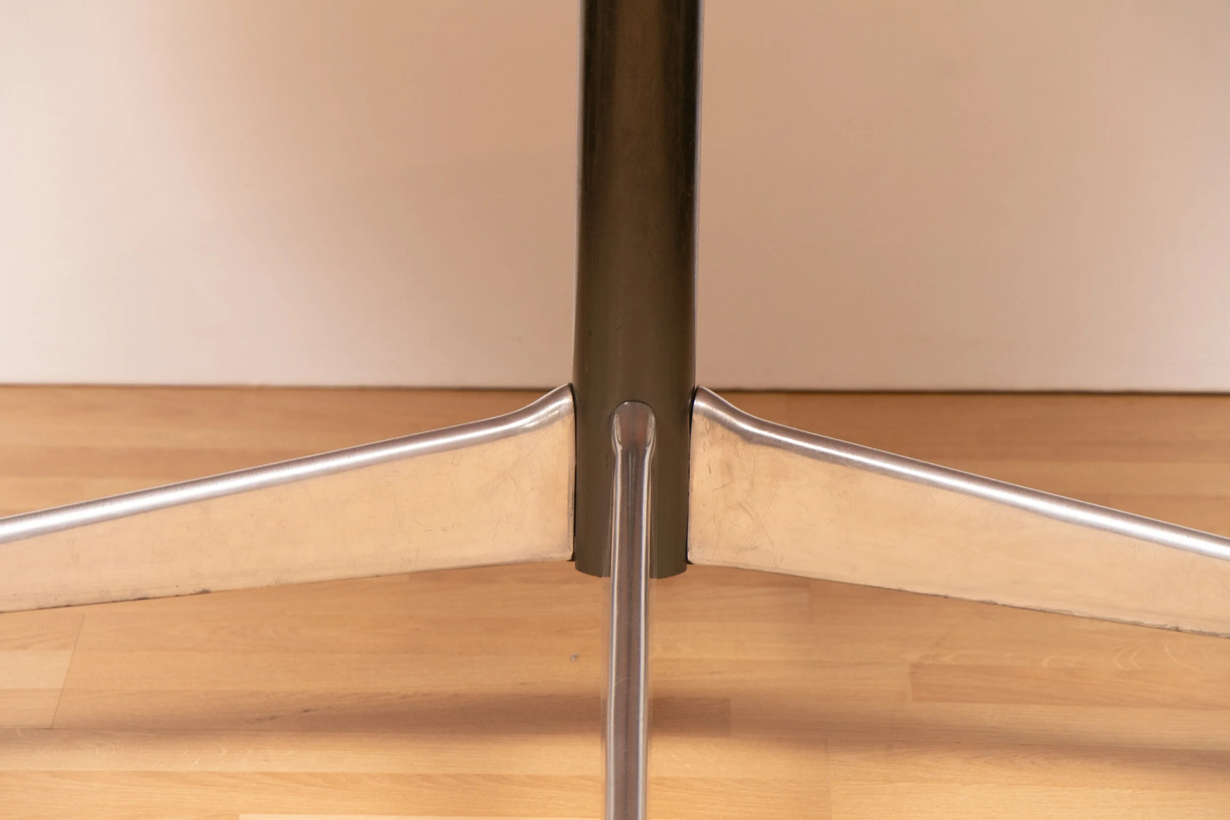 herman-miller-dining-table-by-knoll_14_36306d.jpg