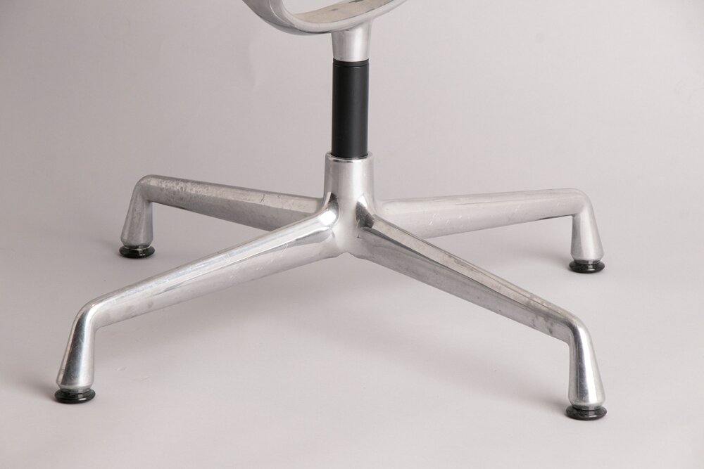 vitra-eames-aluminium-mesh-chair_14_36627b.jpg