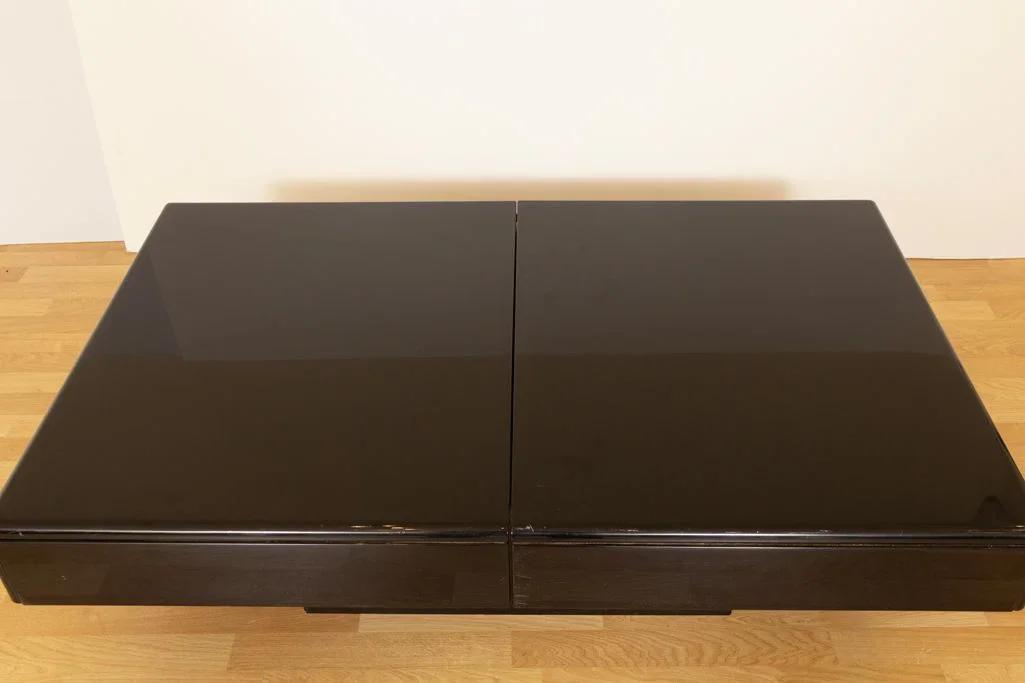 black-gloss-coffee-table-with-hidden-drinks-compartment-by-paul-michel_14_49167c.webp