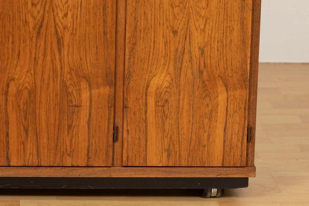 imgi_37_midcentury-danish-home-bar-in-rosewood-by-dyrlund_14_49369b.jpg