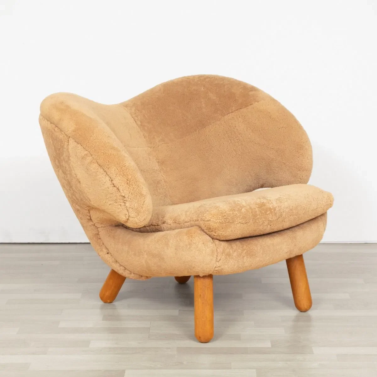 pelican-chair-in-sheepskin-by-finn-juhl_14_48770a_primary.webp
