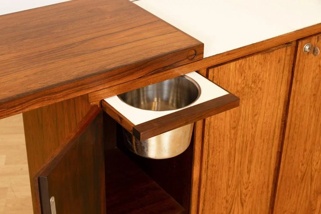 imgi_44_midcentury-danish-home-bar-in-rosewood-by-dyrlund_14_49369l.jpg