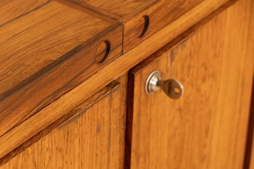 imgi_38_midcentury-danish-home-bar-in-rosewood-by-dyrlund_14_49369c.jpg