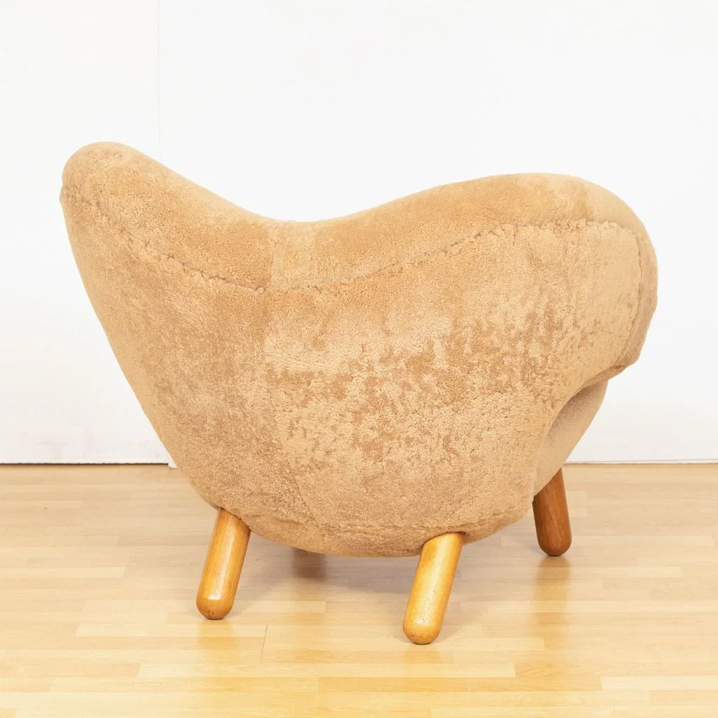 pelican-chair-in-sheepskin-by-finn-juhl_14_48770h.webp