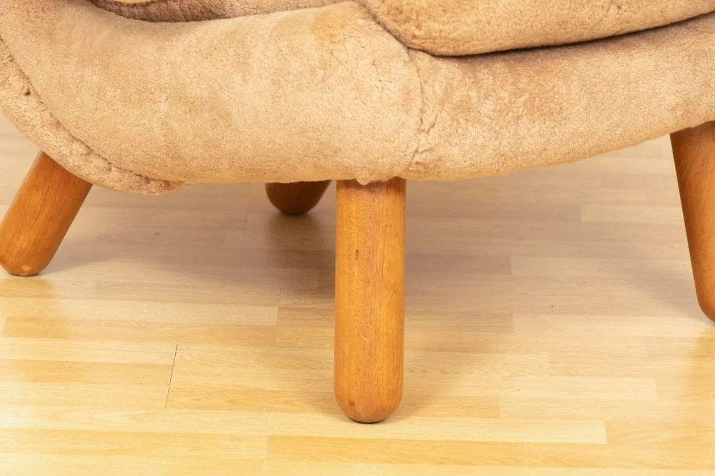 pelican-chair-in-sheepskin-by-finn-juhl_14_48770b.webp