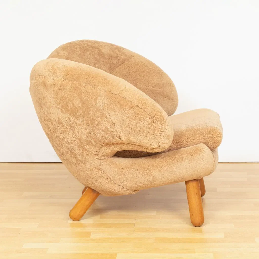 pelican-chair-in-sheepskin-by-finn-juhl_14_48770g.webp