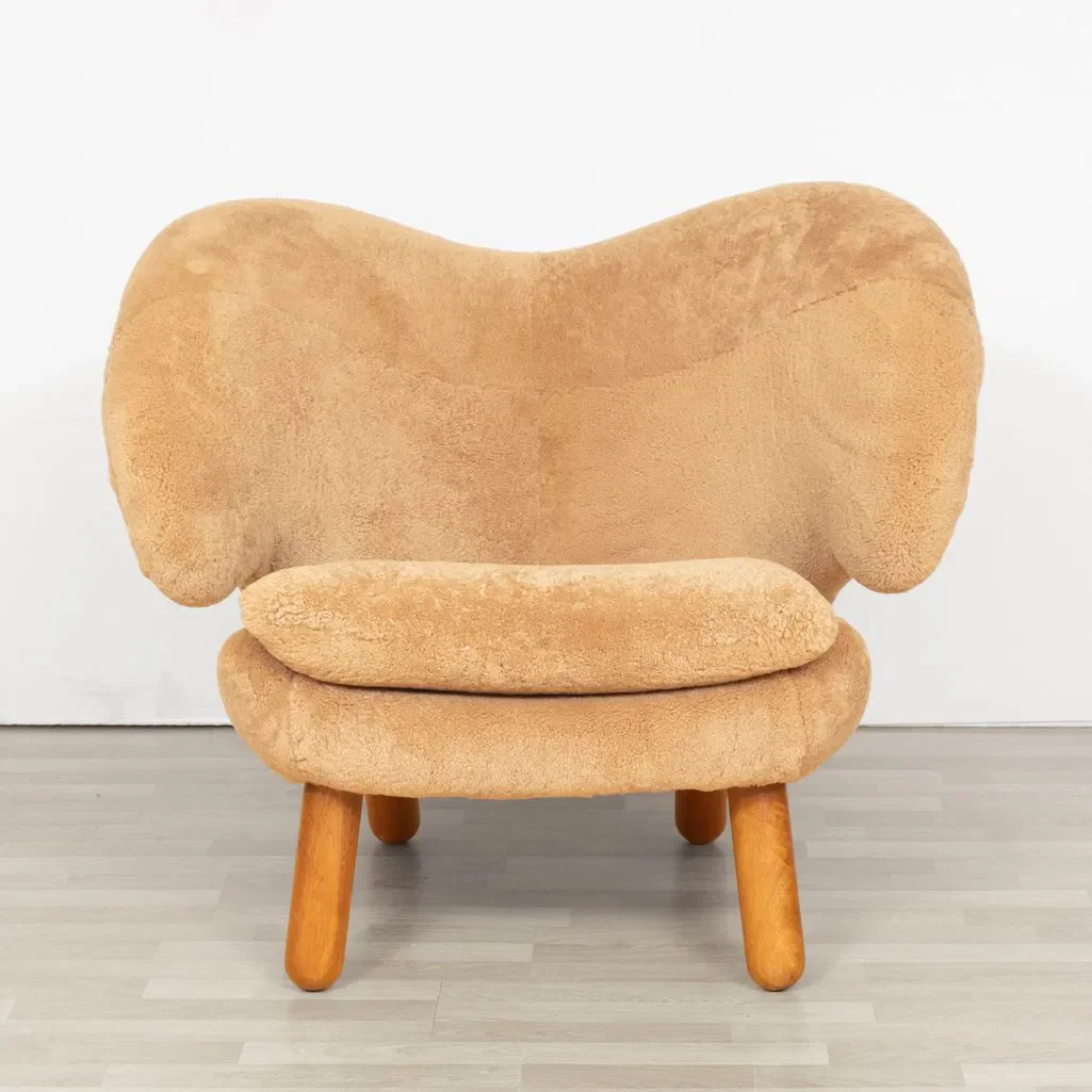 pelican-chair-in-sheepskin-by-finn-juhl_14_48770f.webp