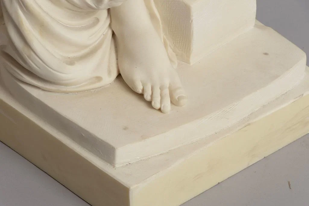 female-statue-floor-lamp-in-carved-alabaster_14_49353c.webp