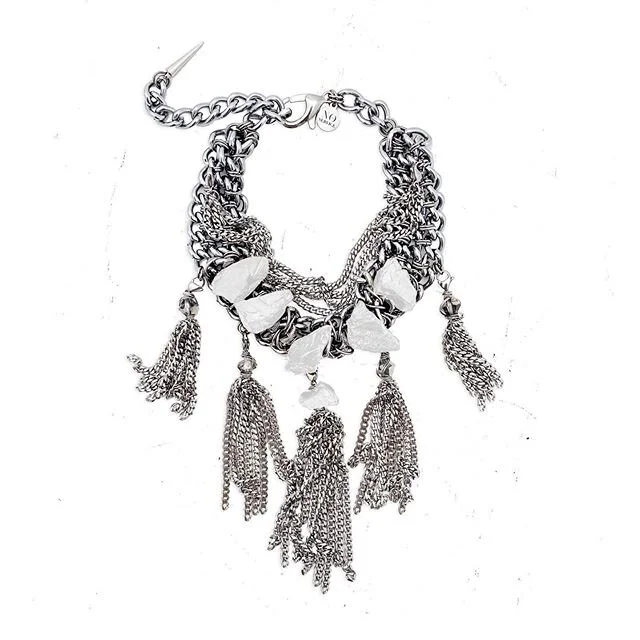 Flora white quartz 😁⛓Swipe to see the same piece without some of the detachable tassels 🤘
#deconstructedfashion #chunkychain #whitequartz #chokerlove #chokerobessed #jewelryshop #jewelrylove #jewelrydesigner #nextinfashion #chicjewelry #whitegoth #