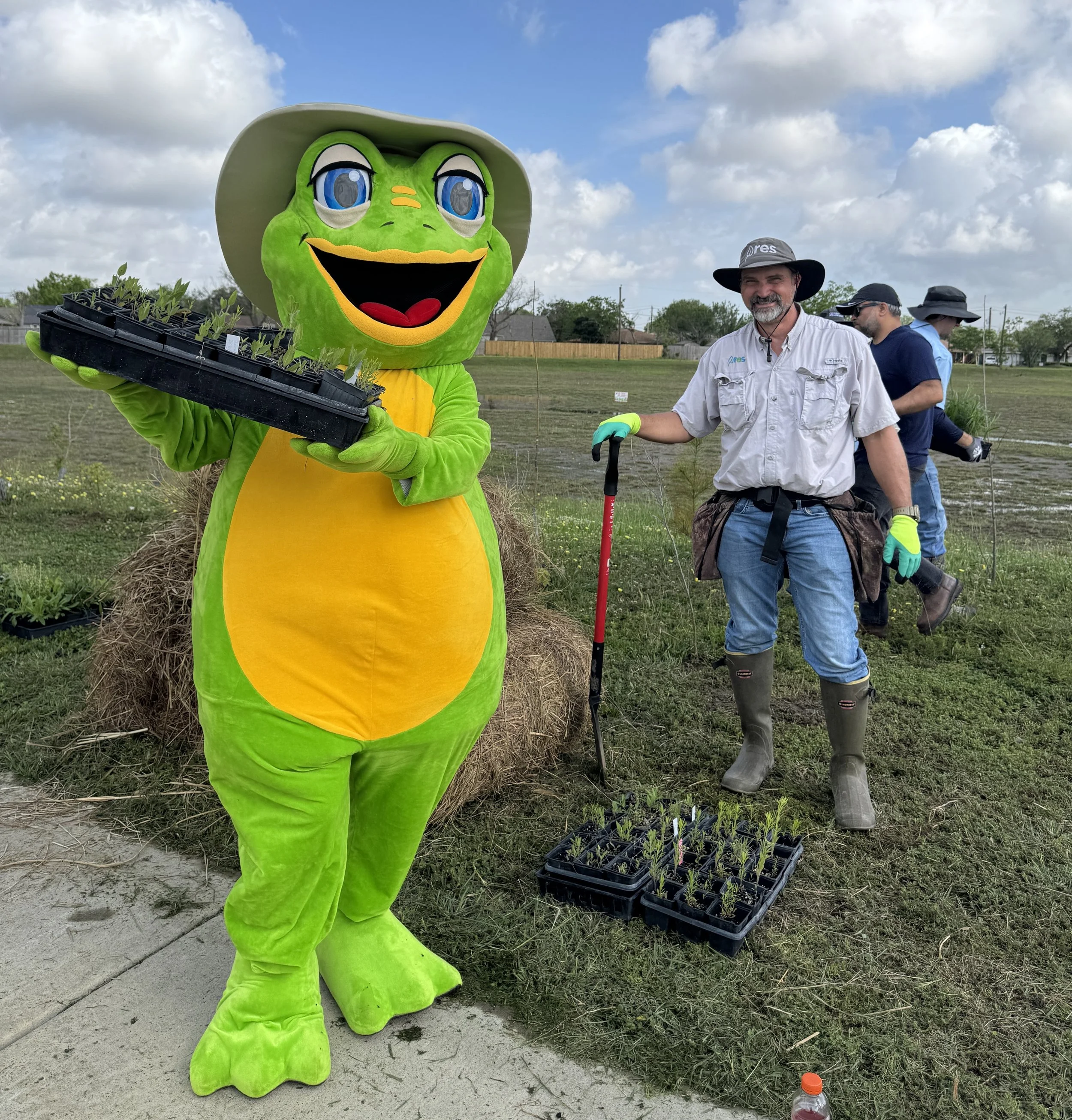 Hoppi with grass growers (Apr 2026).jpg