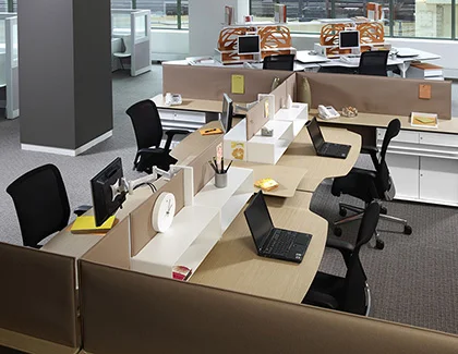 Hum with Central screens in foreground, and with See-Me screens; Xantos seating