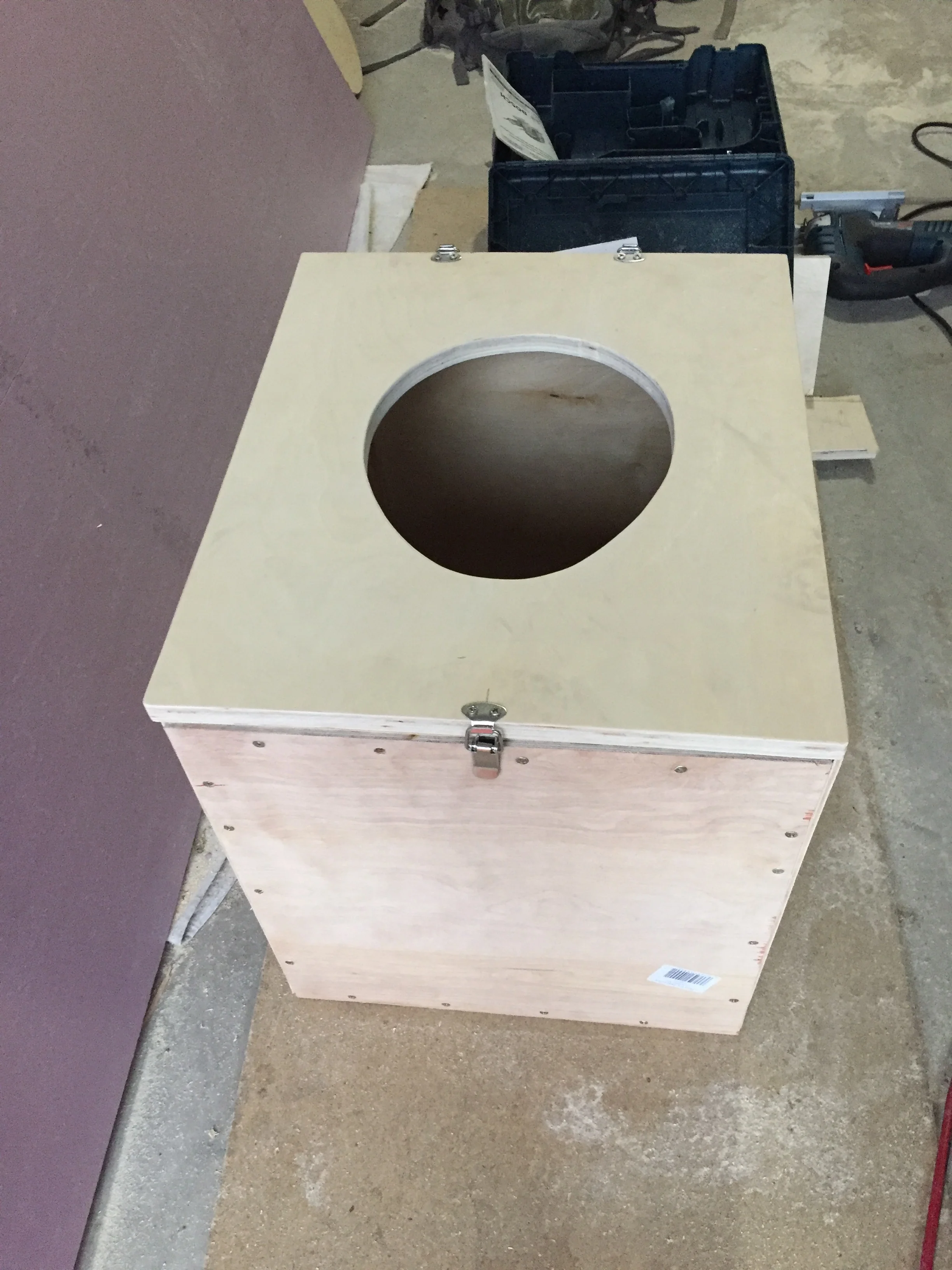Top lid with cutout. Note the clasps to make sure the lid is secured against the seal.