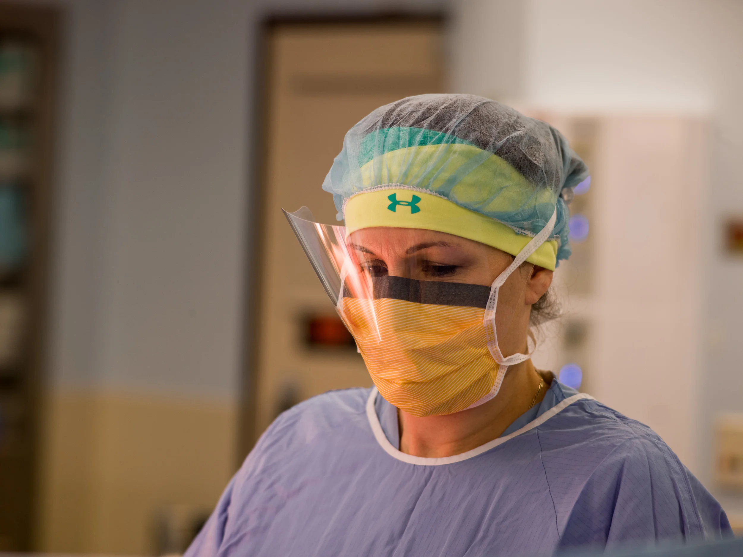  A nurse performs an equipment count during an operation.&nbsp; 