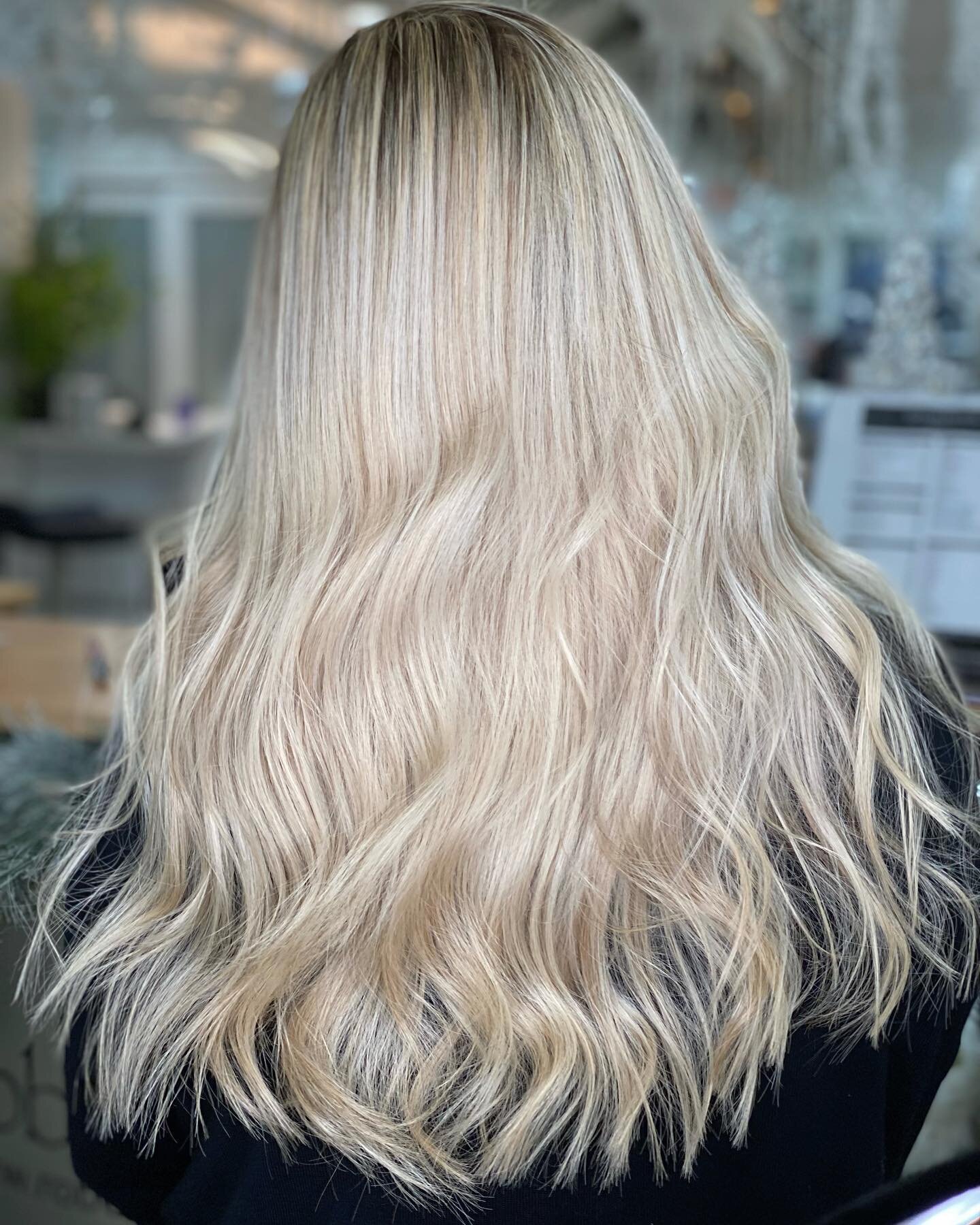 Blonde hair for Christmas &rdquo;💫💫💫💫💫 hair done by: Maria #blondbalayage #babylights #highlights #babylights #longhair #blondehair #goldblonde #balayage #ombrehair #brownhair #fadecolors #waveshair #blondhair #gold #wormblonde #shine #blondhair